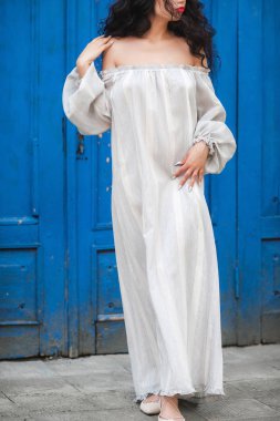 sarafan daimi mavi ahşap kapı yakınındaki kıvırcık kız