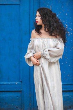 sarafan daimi mavi ahşap kapı yakınındaki kıvırcık kız