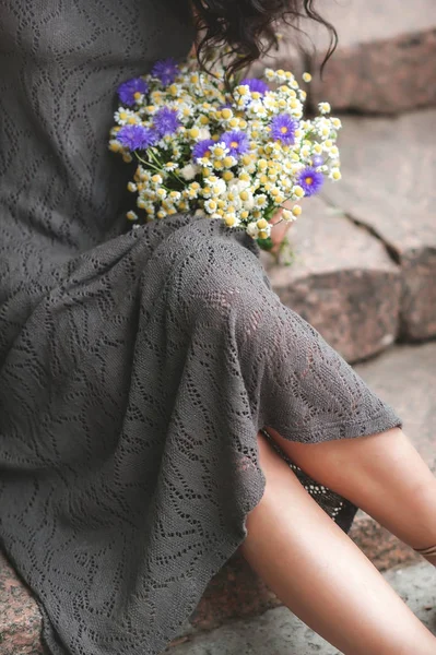 Girl Light Dress Sits Steps Holds Bouquet Wild Flowers Her — Stock Photo, Image