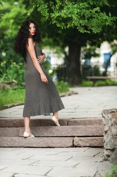 Curly Haired Girl Light Dress Descends Granite Steps — Stock Photo, Image