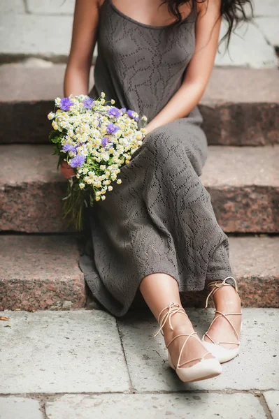 Girl Light Dress Sits Steps Holds Bouquet Wild Flowers Her — Stock Photo, Image