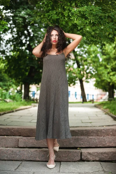 Ragazza Dai Capelli Ricci Abito Leggero Scende Gradini Granito — Foto Stock