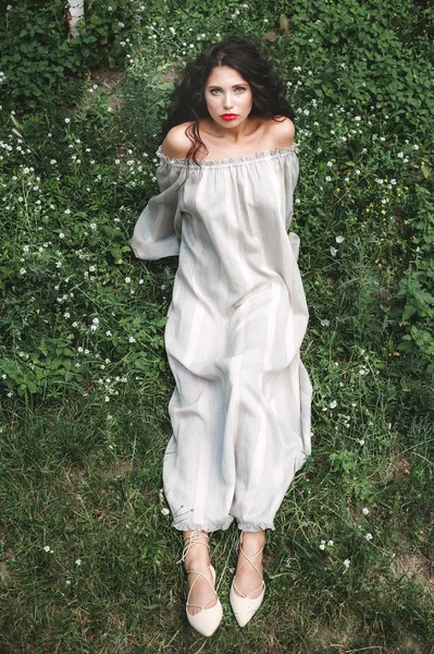 Chica Rizada Vestido Sol Encuentra Hierba Con Flores Blancas —  Fotos de Stock