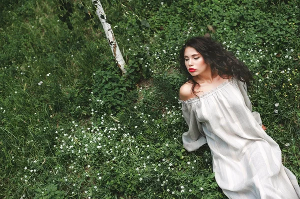 Chica Rizada Vestido Sol Encuentra Hierba Con Flores Blancas —  Fotos de Stock