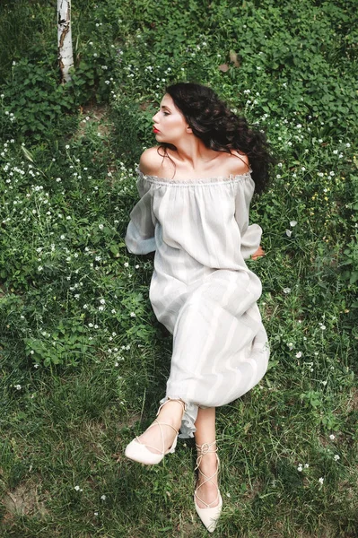 Chica Rizada Vestido Sol Encuentra Hierba Con Flores Blancas —  Fotos de Stock