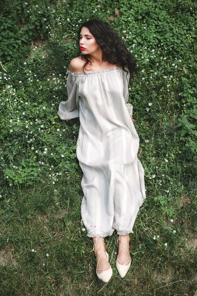 Chica Rizada Vestido Sol Encuentra Hierba Con Flores Blancas —  Fotos de Stock
