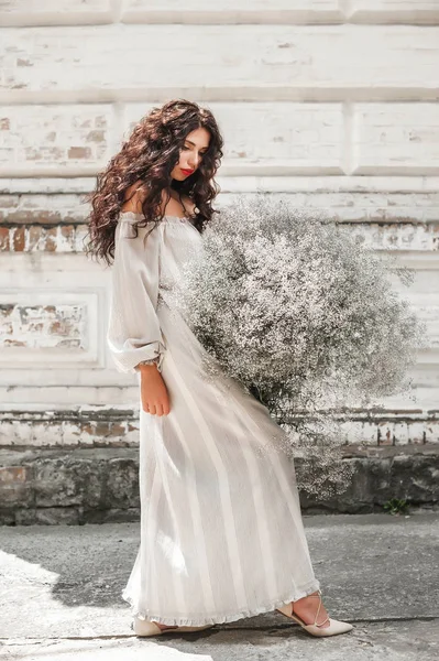 yemyeşil kokulu bir ışık duvar arka planda poz sundress kıvırcık kız