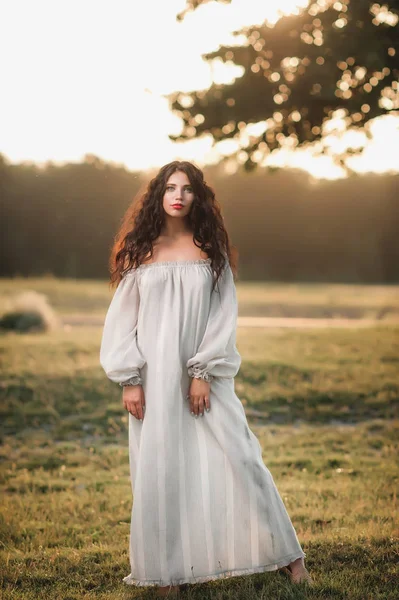 Bella Ragazza Riccia Abiti Sciolti Sulla Natura Sfondo Tramonto — Foto Stock