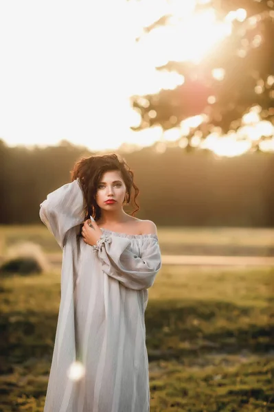 Mooi Krullend Meisje Losse Kleren Aard Zonsondergang Achtergrond — Stockfoto