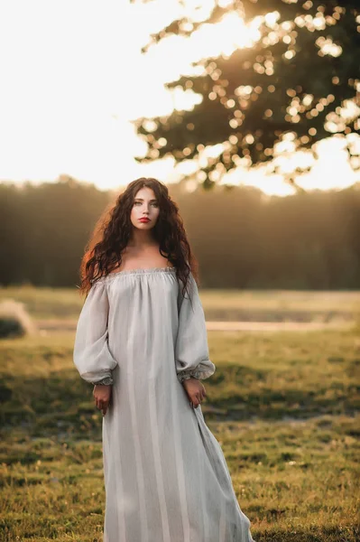 Hermosa Chica Rizada Ropa Suelta Naturaleza Fondo Puesta Del Sol —  Fotos de Stock