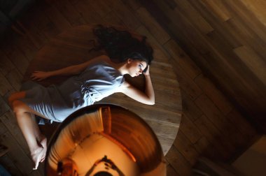 yemek masasında seksi esmer; ahşap bir masada bir elbise kız