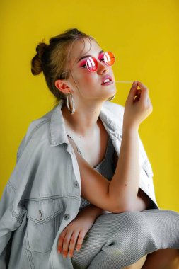 kırmızı gözlüklü kız dişlerden cud çeker