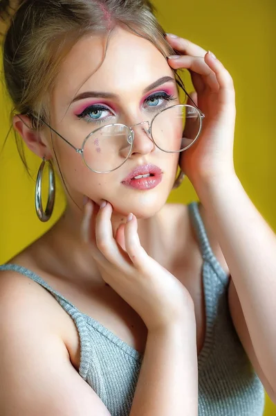 Dziewczyna Okularami Kolorowym Tle Portret Młodej Dziewczyny — Zdjęcie stockowe