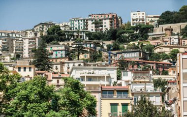 Napoli manzaraları; İtalya kıyıları; konut dörtte; mavi deniz ve gemiler