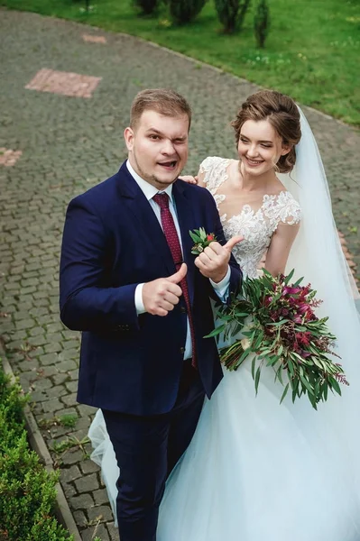 Pasangan Pengantin Taman Pengantin Wanita Dan Laki Laki Cinta Dua — Stok Foto