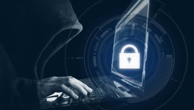 Internet ağ güvenlik sistemi. Hacker bilgisayar dizüstü kullanarak siyah hoodie'ı