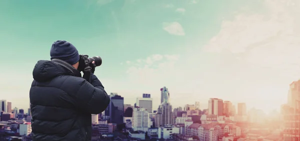 Hombre Tomando Fotografías Ciudad Bangkok Amanecer Tono Vintage —  Fotos de Stock