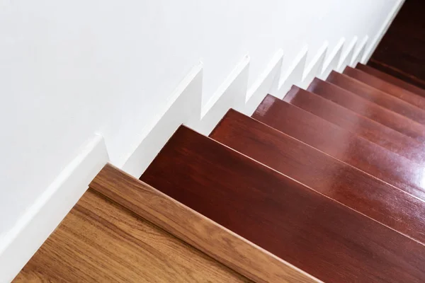 木製階段と白い壁 内部階段の材料と家の設計 — ストック写真