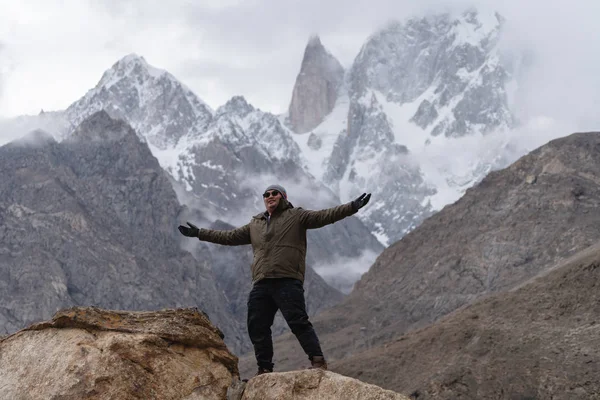 Hombre Levantando Mano Cima Montaña Fondo Montaña Ladyfinger Pakistán — Foto de Stock