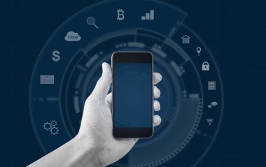 Mobil akıllı telefon ve uygulama simgeleri arka planda tutan el