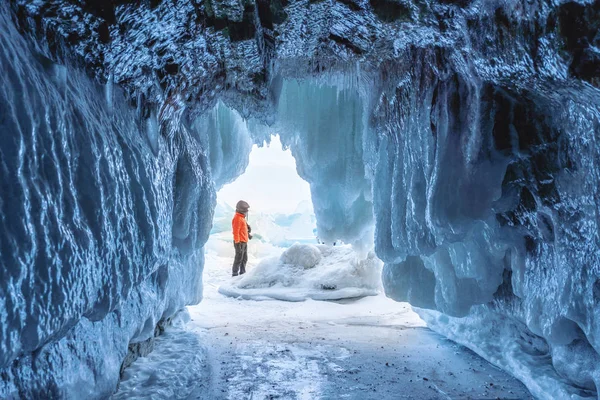 Σπηλιά Κατεψυγμένο Πάγος Παγωμένη Λίμνη Βαϊκάλη Στη Σιβηρία Ρωσία — Φωτογραφία Αρχείου