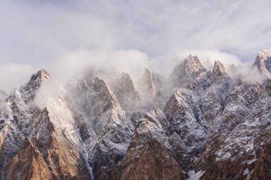 Passu Katedrali dağ bulut ve sisli ortamda Kuzey Pakistan sabah ile