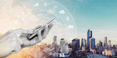 Cep telefonu uygulaması ve teknoloji. Mobil akıllı telefon ve şehir gündoğumu arka plan kullanarak ele