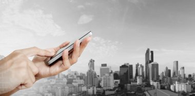 Mobil akıllı telefon, Bangkok şehir arka plan kullanarak ele