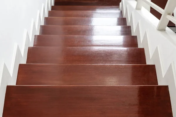 木製階段 室内階段の材料と家の設計 — ストック写真
