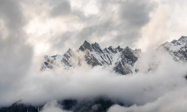 Гірський Пік Хмарне Загадкове Середовище Вранці Взимку — стокове фото