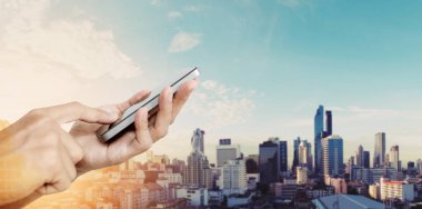 Mobil akıllı telefon, Bangkok şehir gündoğumu arka plan kullanarak ele