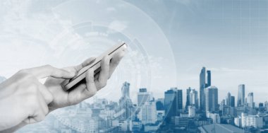 Mobil akıllı telefon teknolojisi, cep telefonu ve şehir arka plan dokunmadan el