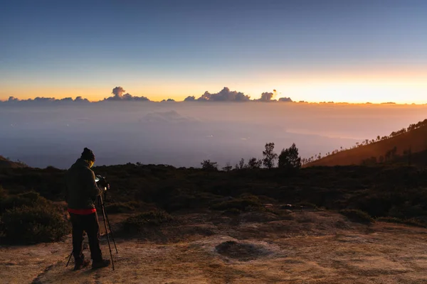 Fotógrafo Tomando Fotografías Del Paisaje Del Amanecer Montaña Amanecer — Foto de Stock