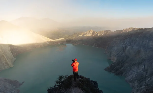 Kawah Ijen 火山湖の朝 有名な観光名所 インドネシアでの旅行先での観光ポイントの旅行撮影写真 — ストック写真