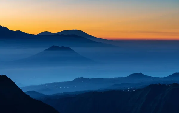 Гірський Масив Ландшафтні Силуетні Гори Різнокольоровим Туманом Сході Сонця — стокове фото