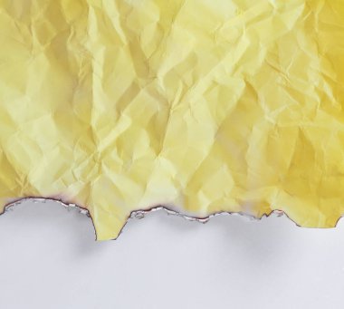 Beyaz zemin üzerine sarı buruşuk Kağıt yandı