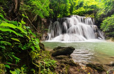 Güzel şelale tropikal yağmur ormanlarında Kanchanaburi, Tayland