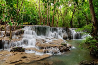 Güzel şelale tropikal yağmur ormanlarında Kanchanaburi, Tayland
