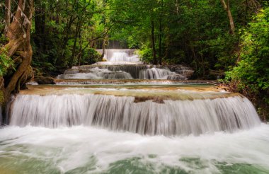 Güzel şelale tropikal yağmur ormanlarında Kanchanaburi, Tayland