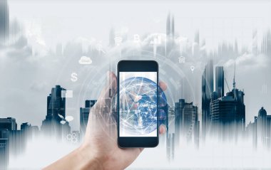 Genel ağ bağlantısı ile hareket eden smartphone kullanarak ele. Mobil internet bağlantısı ve mobil uygulama teknolojisi. Bu görüntü unsuru Nasa tarafından Yayınlandı