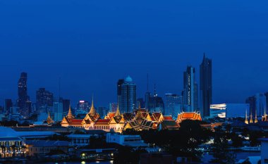 Tayland Bangkok City'deki modern binalar tarafından Grand palace ve Wat Phra Kaew surround