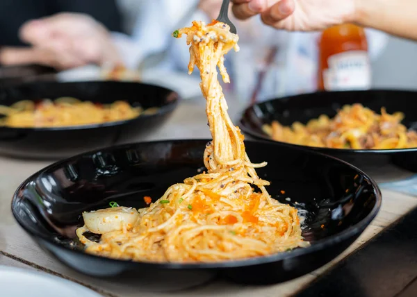 Espaguetis Mariscos Mano Usando Tenedor Comiendo Espaguetis — Foto de Stock