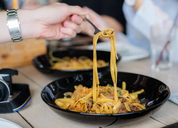 Μακαρόνια Σάλτσα Του Κρέατος Χέρι Χρησιμοποιώντας Πιρούνι Τρώγοντας Μακαρόνια — Φωτογραφία Αρχείου