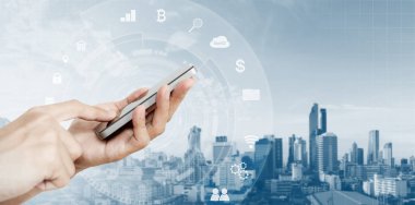 Cep telefonu uygulaması ve teknoloji. Mobil akıllı telefon kullanarak ele