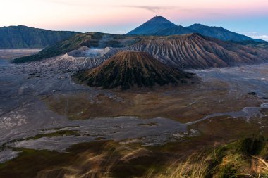Mount Bromo gündoğumu, ünlü volkanik seyahat hedef ve turistik Endonezya