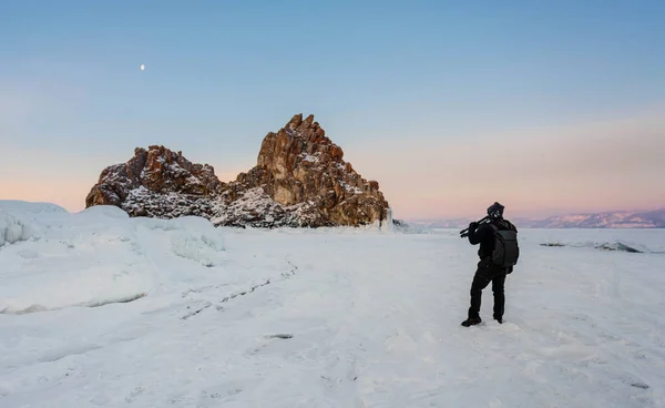 シベリア ロシアの冷凍バイカル湖で運ぶカメラの三脚を写真家の旅 — ストック写真