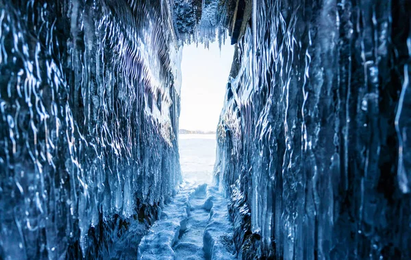 Paisagem Inverno Caverna Gelo Congelada Com Luz Solar Brilhante Saída — Fotografia de Stock