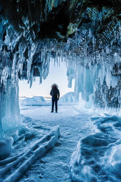 Viajando Invierno Hombre Pie Lago Congelado Baikal Con Cueva Hielo — Foto de Stock