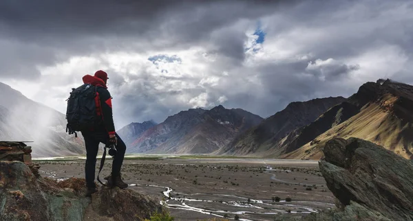 Hombre Con Mochila Sosteniendo Cámara Pie Acantilado Con Vista Las — Foto de Stock