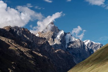 Dağ manzarası, beyaz bulutlar ve mavi gökyüzü ile Dağları
